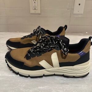 Veja Men's Black and Tan Sneakers